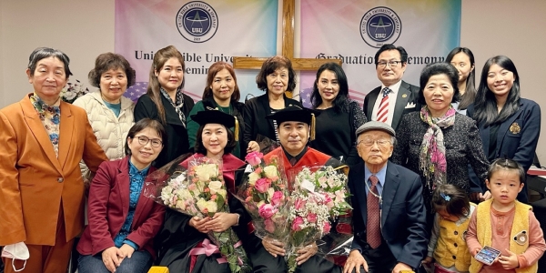 박영민 목사와 그레이스 김 사모의 명예박사학위 수여를 한국과 미국에서 온 성도들이 축하하고 있다.