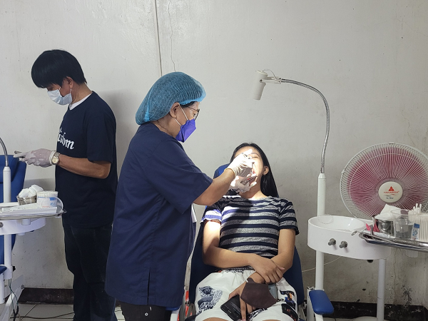 일반인들에게는 치과의사들을 초청해서 의료봉사 활동을 펼쳤다.
