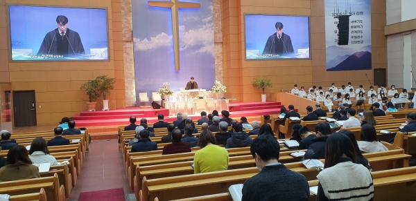 수지방주교회는 매년 1월 총회 원로목사들을 초청해 헌신예배를 드리고 있다.