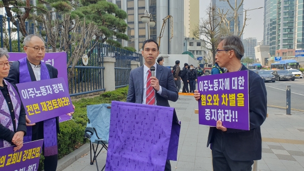 라바마스 목사는 규탄기도회에 참석해 예배 중 경찰이 난입했던 당시 상황을 증언하며 한국교회가 함께해달라고 요청했다. 
