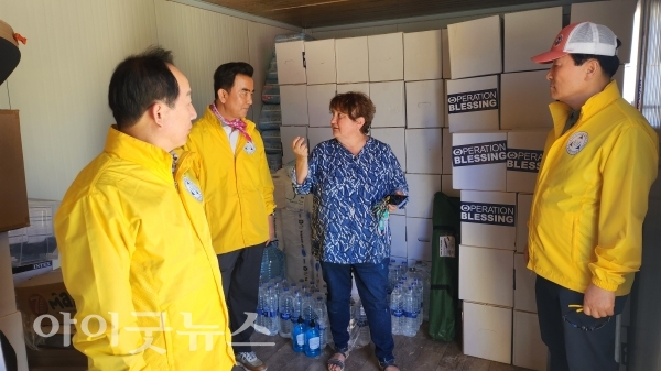 총회가 협력 파트너로 선정한 튀르키예 동남부교회재단 데보라 선교사가 구호물품을 보관하는 컨테이너 창고를 보며 구호 상황에 대해 설명하고 있다.