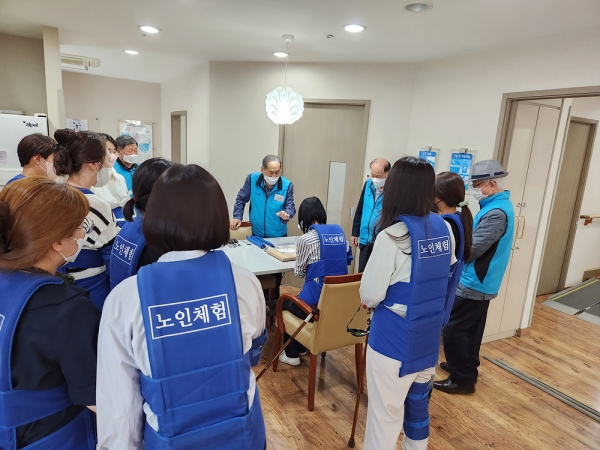 백석실버센터 생애체험관에서 참가자들이 ‘주방 체험’에 참여하고 있다.