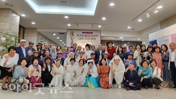 지난 1일 극동방송 갤러리에서 열린 '시화전&시극축제'를 마친 한국크리스천문학가협회 회원들.