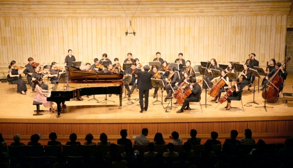 피아니스트 유예은(왼쪽)과 코리아챔버오케스트라가 제20회 밀알콘서트에서 협연을 펼치고 있다.