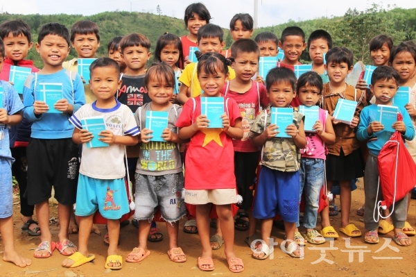 세계성서공회를 통해  성경을 받은 베트남 아이들