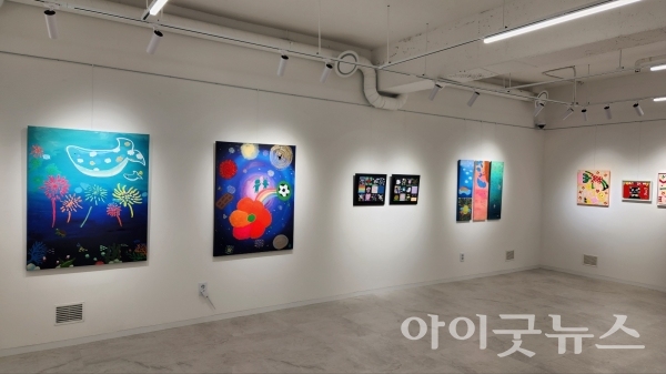 아트지움 주최로 ‘피어, 나오늘 展’ 전시회가 지난 25일부터 31일까지 서울 성수동 갤러리 은에서 열렸다.