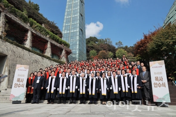 한국독립교회선교단체연합회가 지난 23일 분당 할렐루야교회에서 ‘제48회 목사안수식’을 열었다.<br>