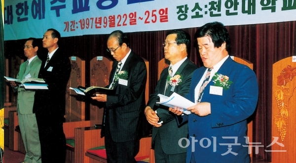 강말웅 목사(오른쪽)는 총회 서기와 회의록서기 등을 역임했고 정치국을 비롯해 주요부서를 책임진 바 있다.