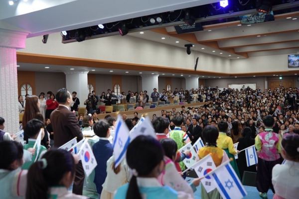인터내셔널 서울김포영광교회에서는 지난 18일 ‘이스라엘을 위로하라’는 주제로 이스라엘을 위한 기도집회가 열렸다.