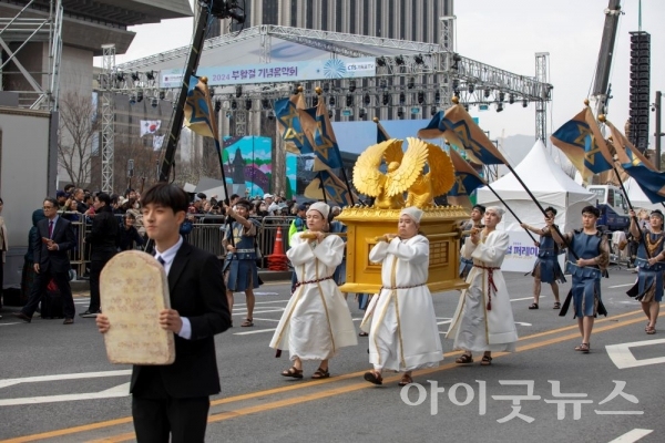 ‘2024 부활절 퍼레이드’가 30일 서울 광화문과 시청광장 일대에서 ‘Go Together! 부활을 기다리는 사람들’이라는 주제로 열렸다.