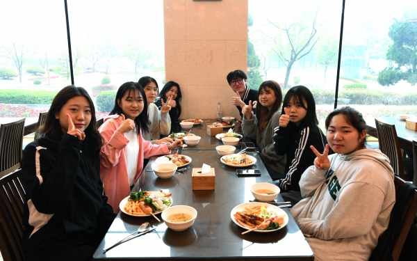 학생들이 백석대와 백석문화대가 이번 중간고사 기간에 실시한 '천원의 아침밥'을 먹고 있다.